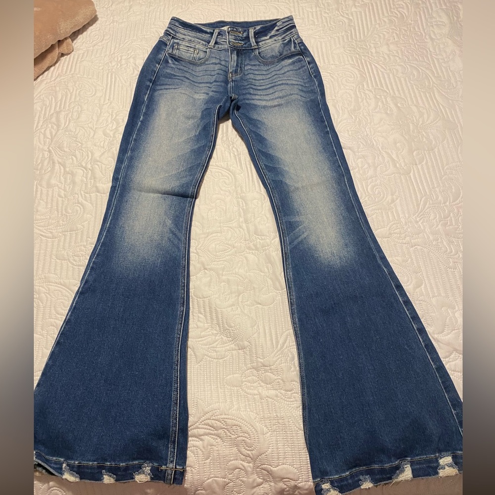 Flared KanCan jeans size 26 distressed bottom